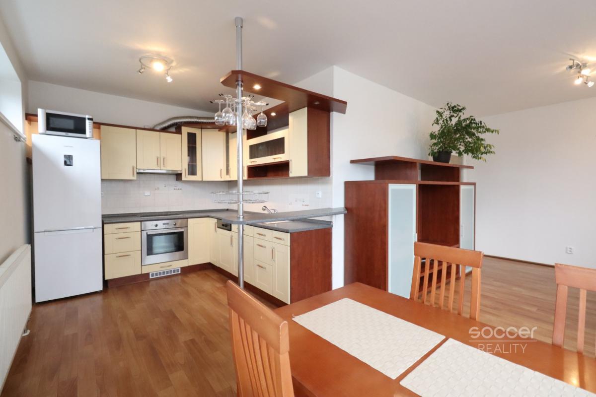 Pronájem bytu 2+kk/B/G, 59 m2 + 7 m2 balkon, ulice Pod Nouzovem, Praha – Kbely. 