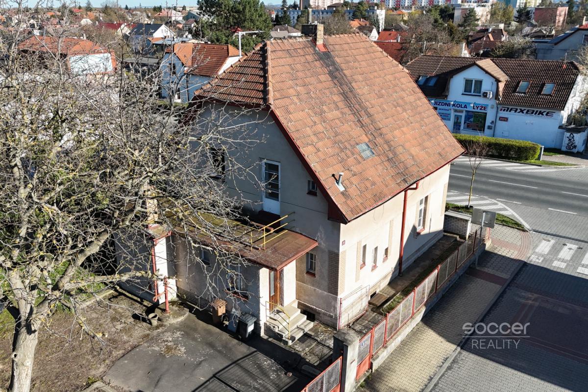 Pronájem staršího rodinného domu 4+1, ul. Dobšická, Praha – Horní Počernice.