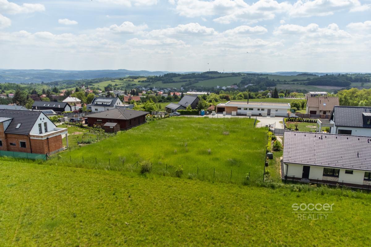 Stavební parcela s otevřeným výhledem Jílové u Prahy.