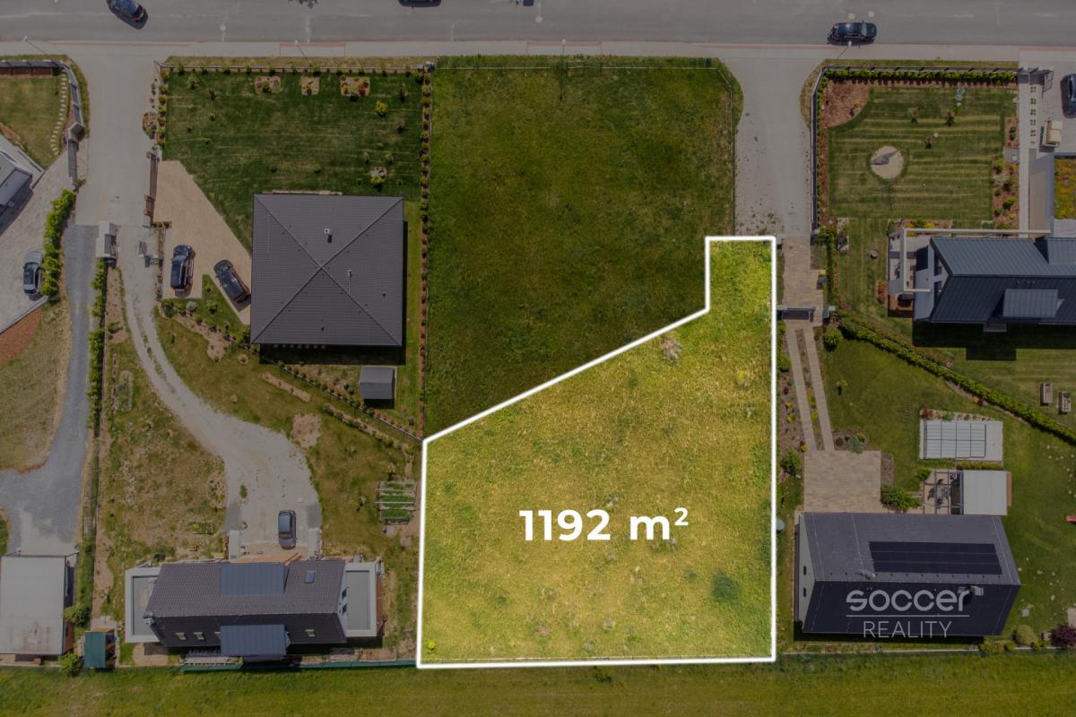 Unikátní stavební parcela s trvalým výhledem na horizontu v Jílovém u Prahy  o velikosti 1 192 m²