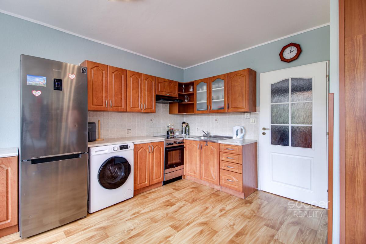 Prodej bytu 1+kk 39,3 m² s garážovým stáním a sklepem, Praha 9 – Letňany, ul. Třinecká.