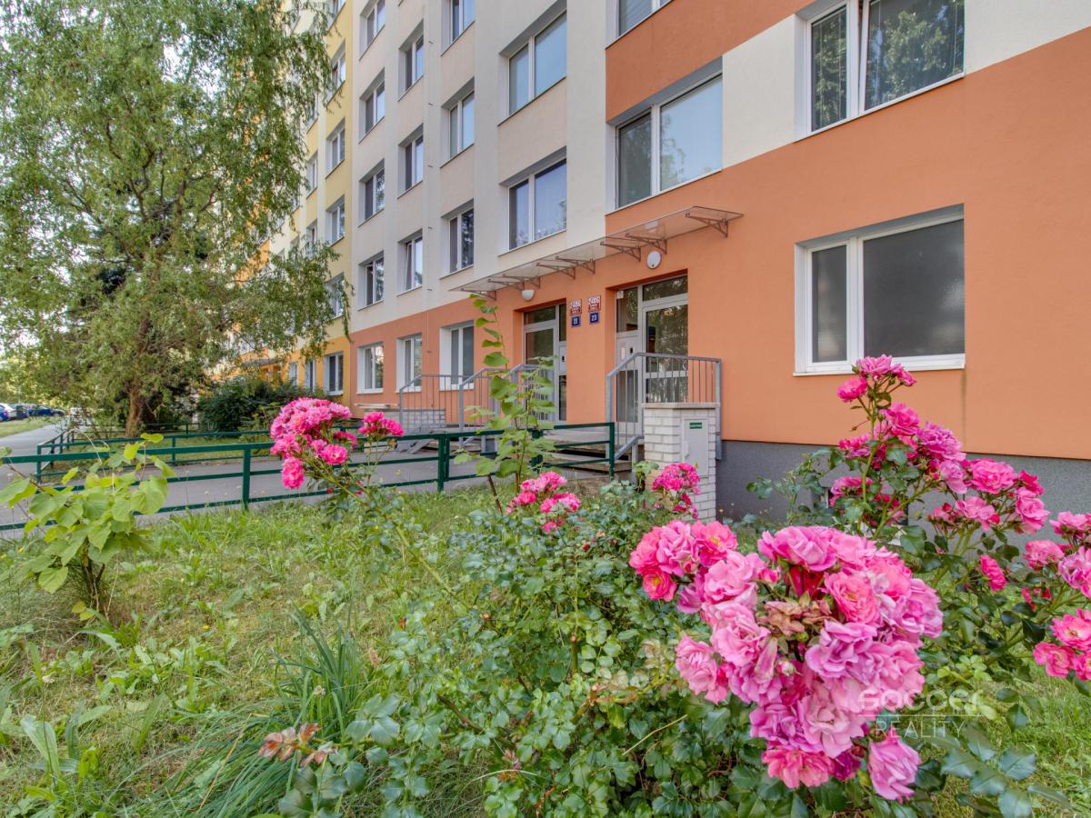 Pronájem bytu 3+1 (77 m²) s lodžií (6 m²) a parkem ve vnitrobloku – ul. Přecechtělova, Praha 13