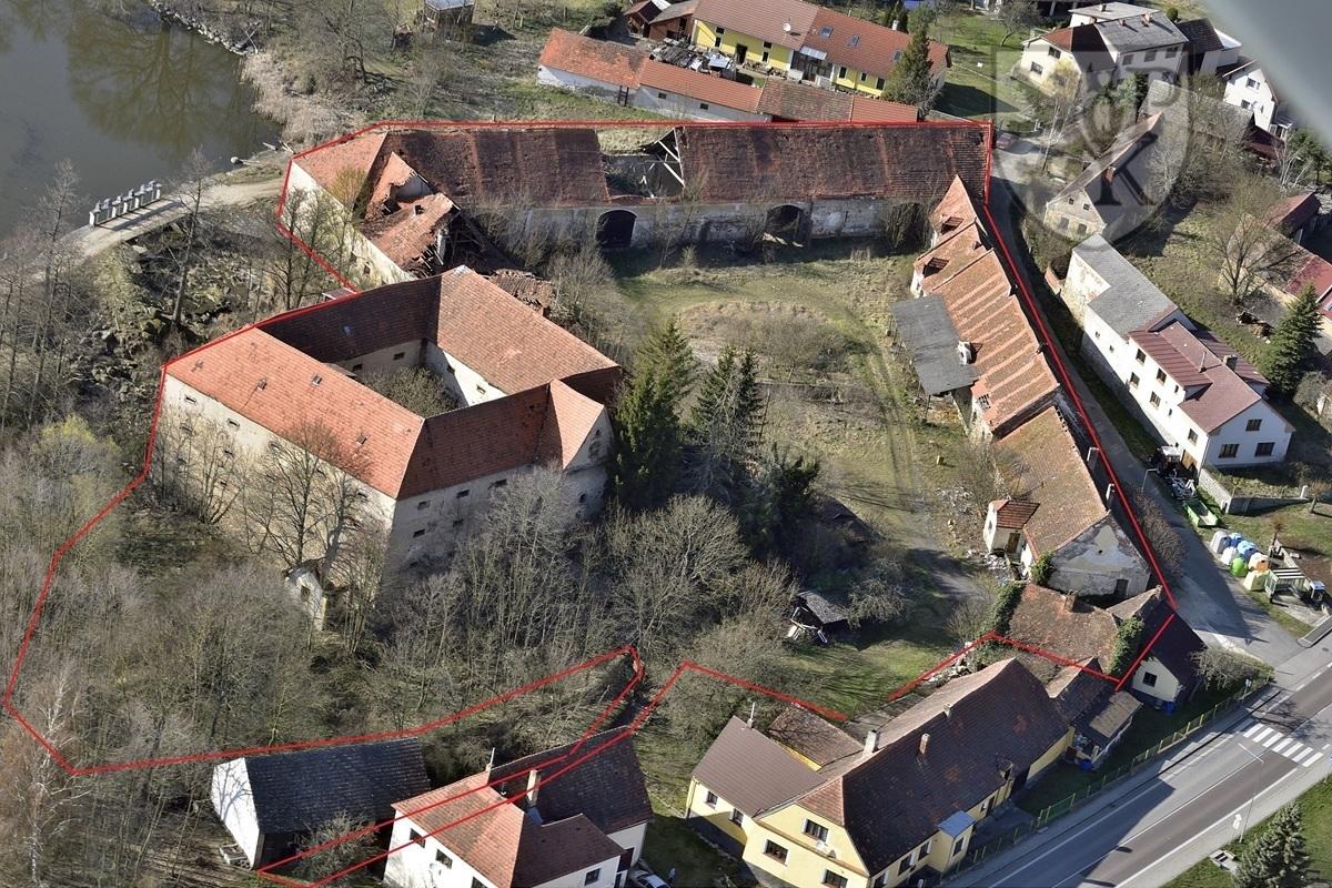 Tchoř. tvrz let1.jpg