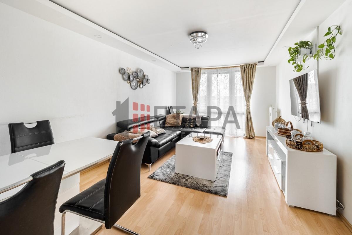 obývací pokoj s balkónem