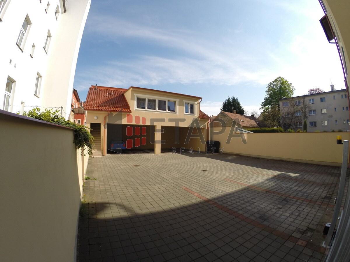 Pronájem zabezpečeného krytého parkovacího stání ve Skuherského ul. v Českých Budějovicích