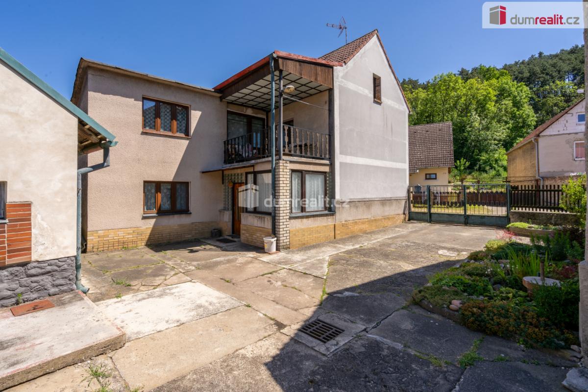 Pohled ze dvorka na dům