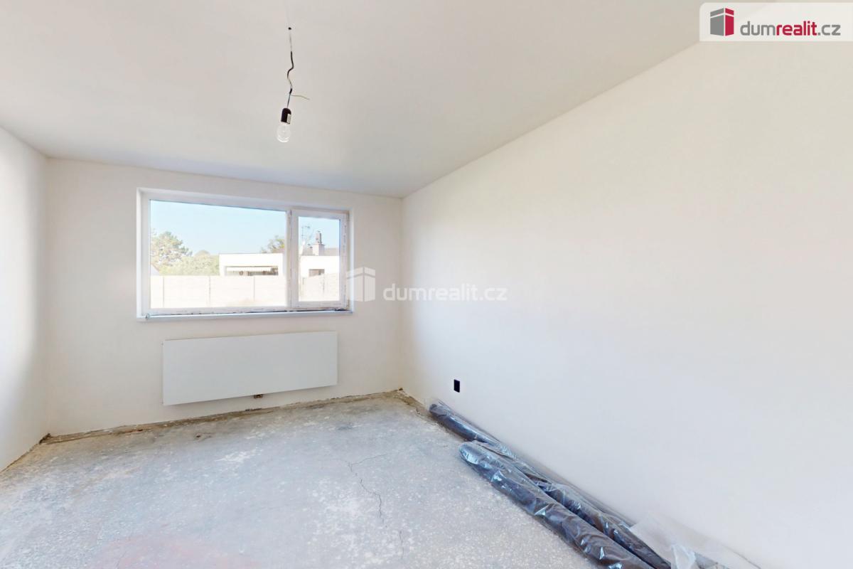 pokoj vedle obývacího pokoje 