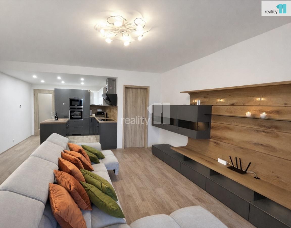 obývací pokoj s kuchyňským koutem