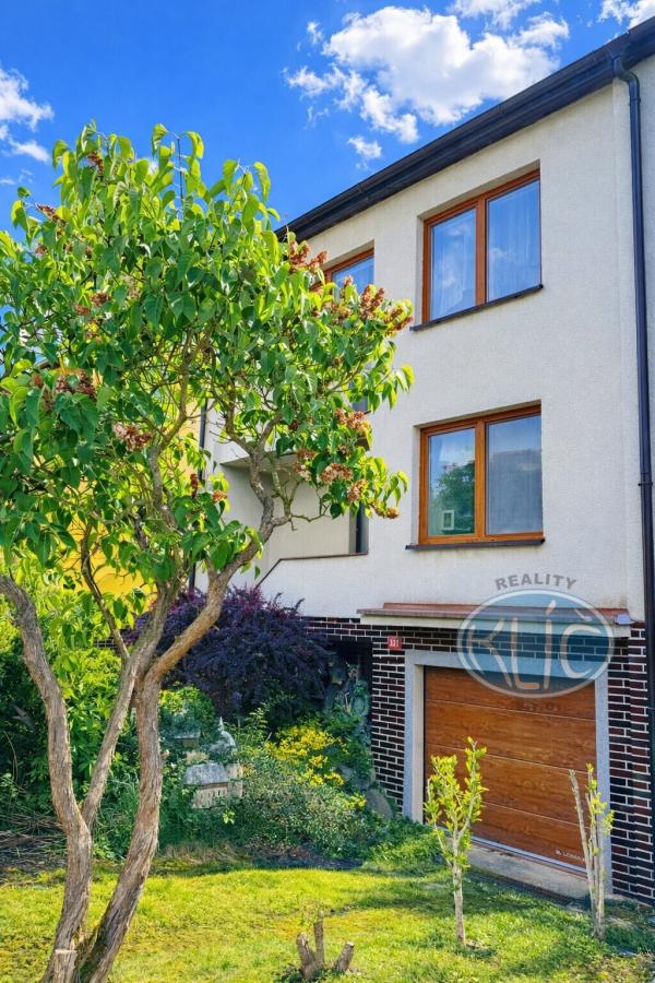 Slunný dům s květinovou zahradou.jpg