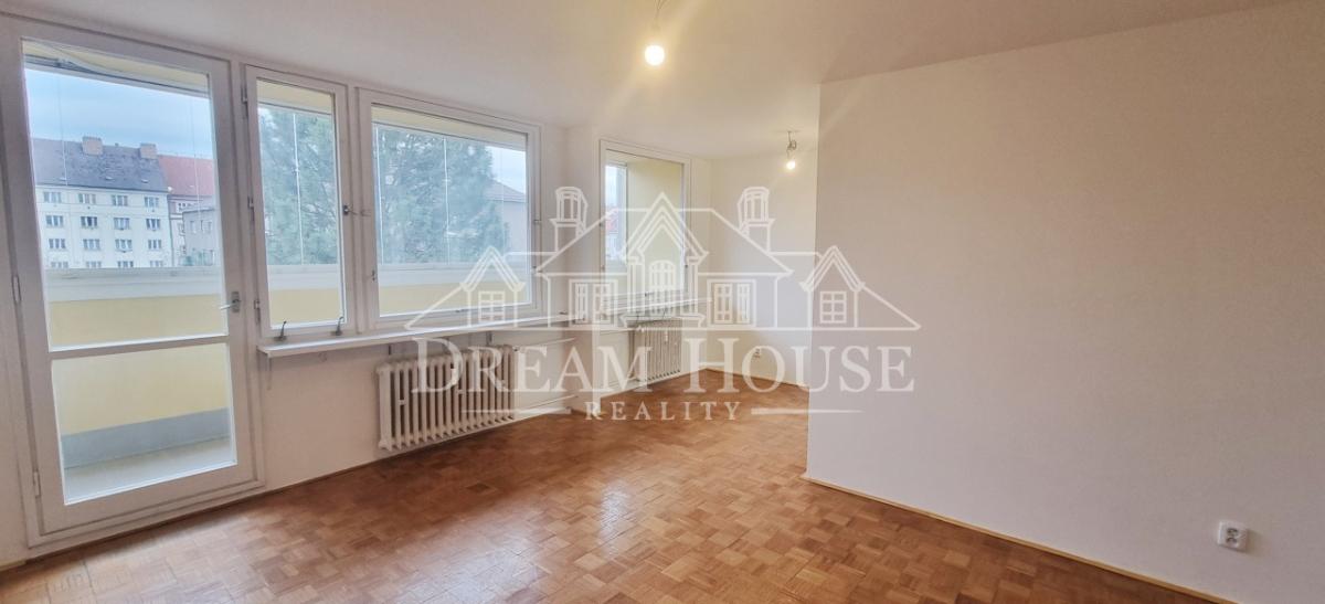 Pronájem bytu 1+kk/L, 49m2, Praha 3 - Žižkov, po rekonstrukci, sklepní kóje