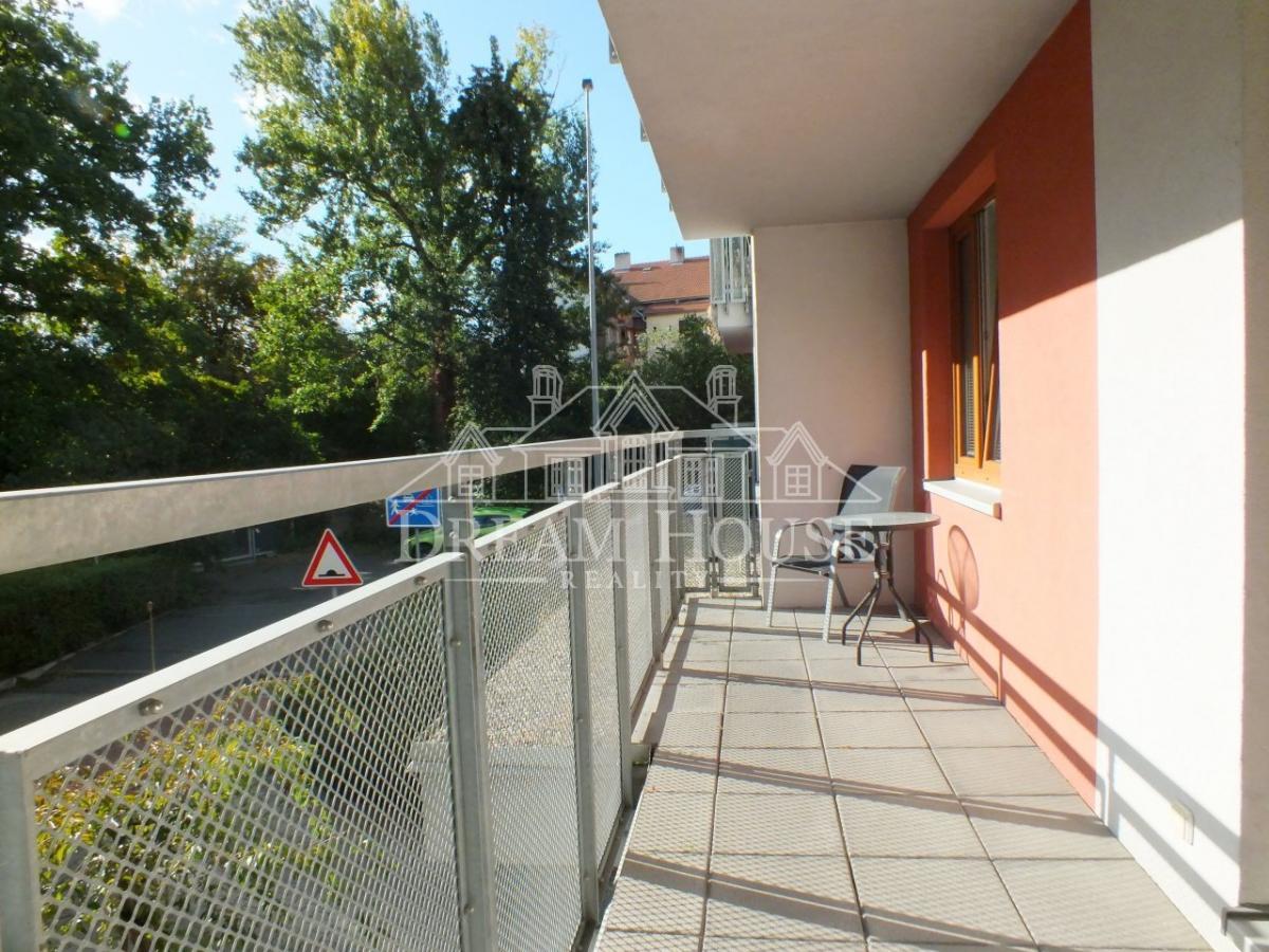 Pronájem bytu 2+kk/T, 57 m2, Praha 8 - Libeň, zařízený, šatna