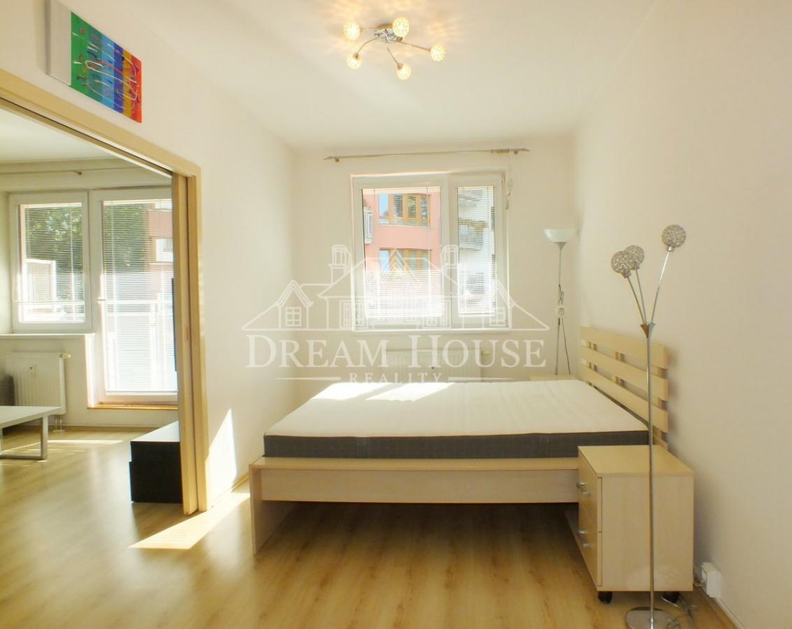 Pronájem bytu 2+kk/T, 57 m2, Praha 8 - Libeň, zařízený, šatna