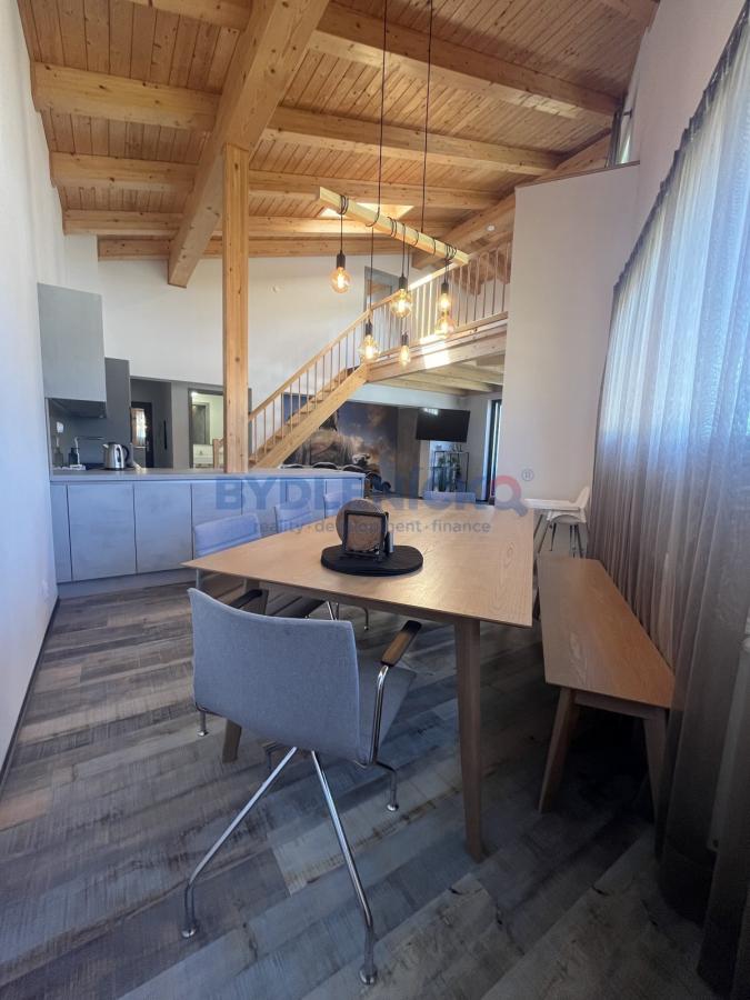 Prodej jediněčného mezonotového apartmánu, 124m2, 2 koupelny, terasy a WC, Lipno nad Vltavou.