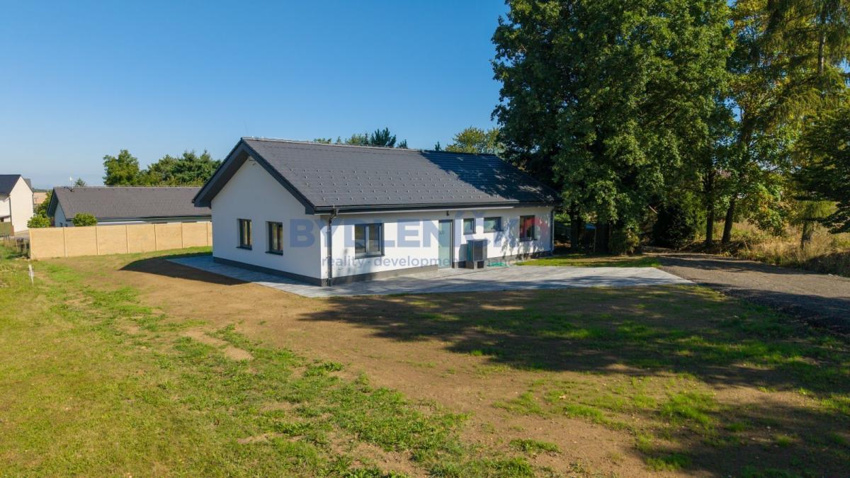 Prodej novostavby rodinného domu, pozemek 941 m2, okraj vesnice Dolní Třebonín, okr. Český Krumlov