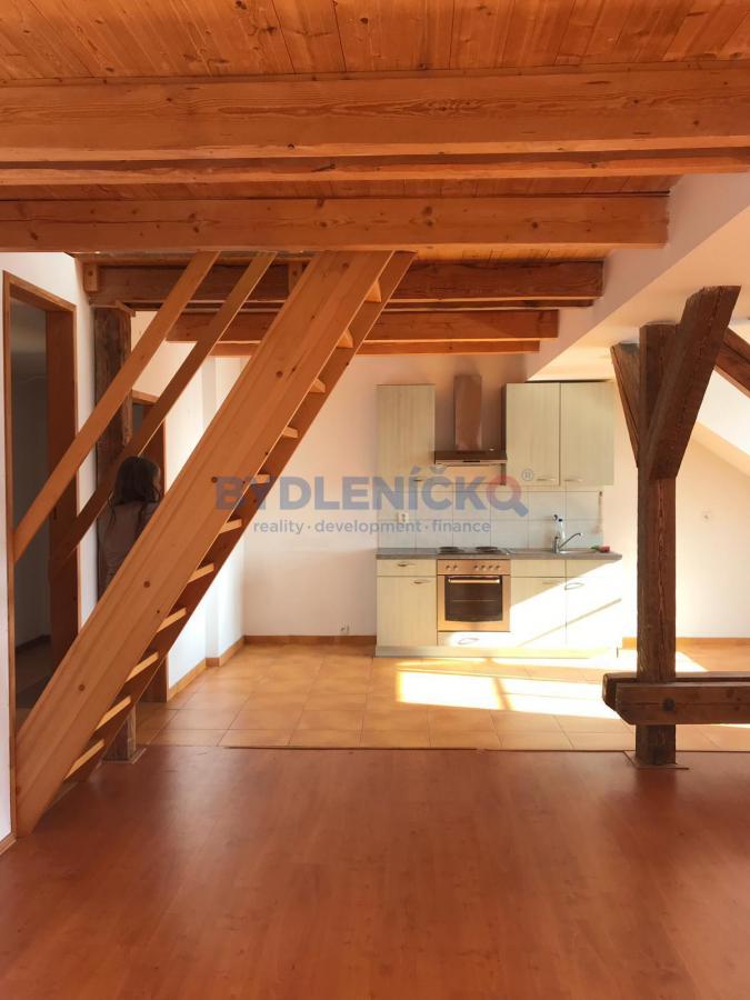 Pronájem světlého mezonetového bytu 2+kk, 74 m2, Masarykova ulice, Hluboká nad Vltavou