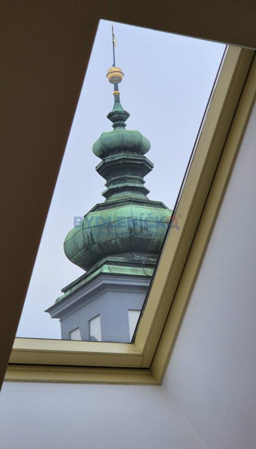 Pronájem krásného podkrovního bytu 1+kk v hist. domě v centru Českých Budějovic, nám. Přem. Ot. II. - výhled na radnici