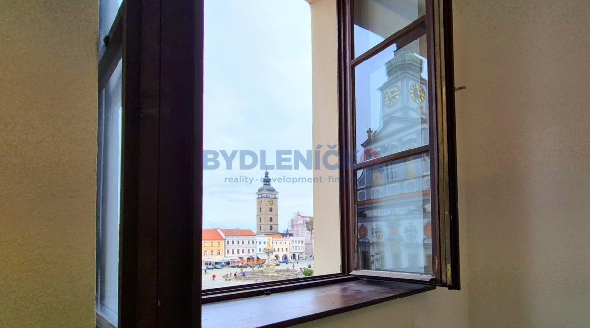 Pronájem vybavené kanceláře 31m2 s výhledem na radnici a nám. Přem. Ot. II., České Budějovice
