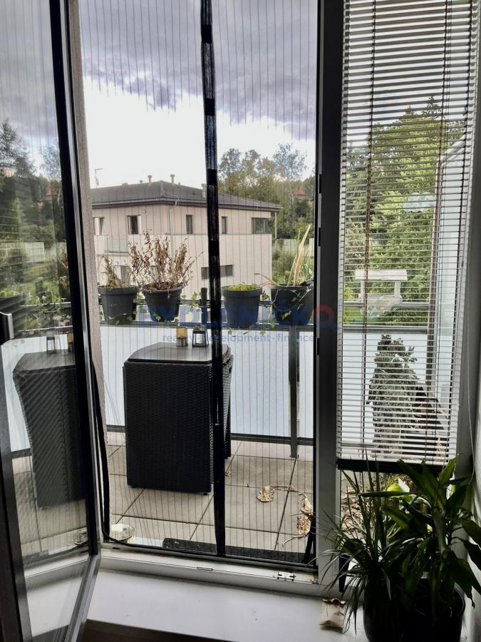 Exkluzivní pronájem bytu 1+kk, 35 m2 s balkonem a parkovacím stáním u Č. Budějovic