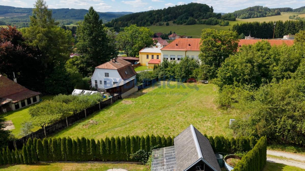 Prodej stavebního pozemku 1 036 m²