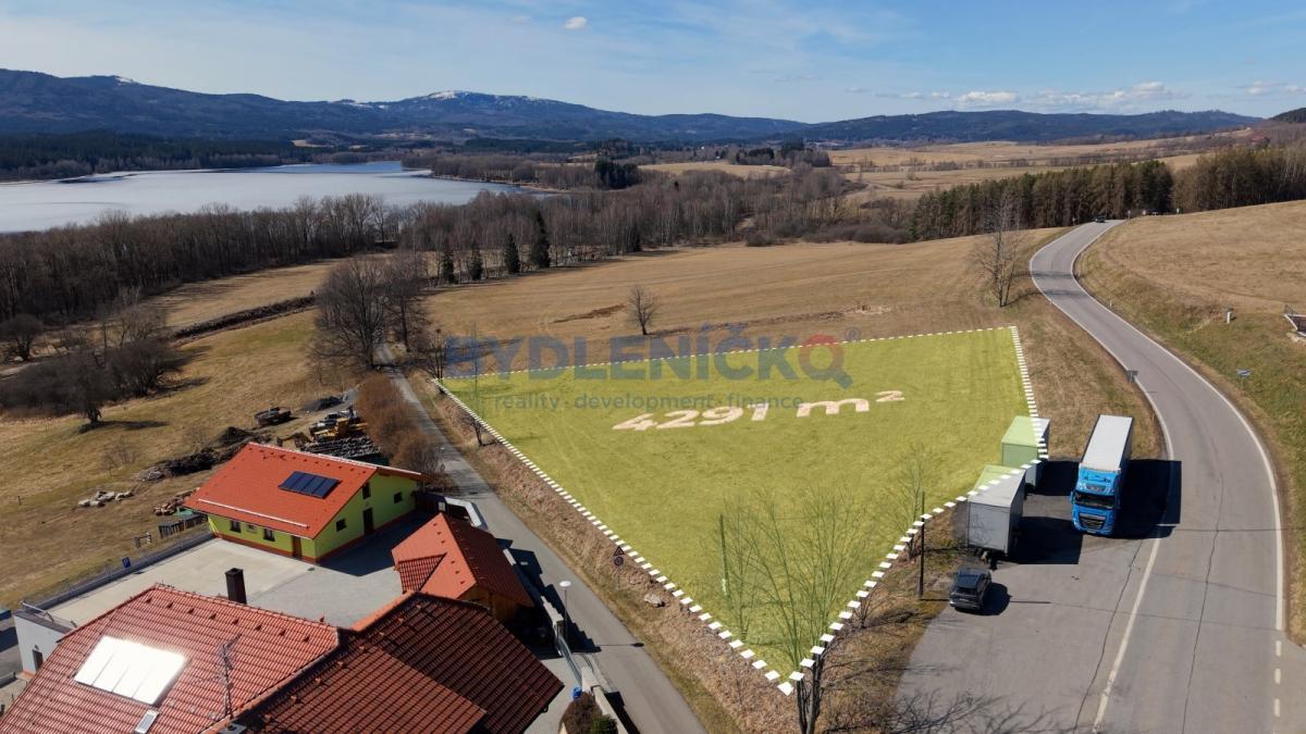 Prodej komerčního pozemku s krásným výhledem u jezera Lipno, 4291 m2, Pihlov-Pernek, Horní Planá