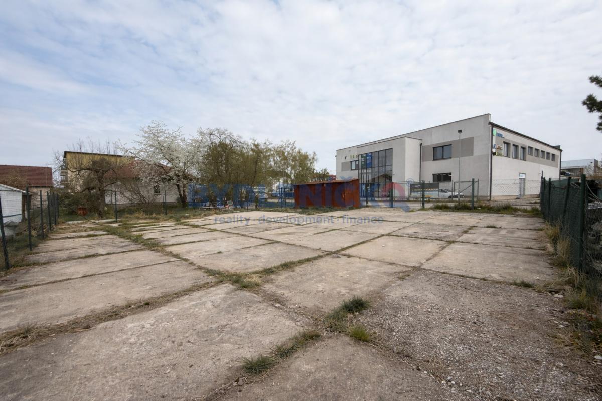 Pronájem zpevněné plochy k parkování nebo skladování – 357 m², ulice Blahoslavova, České Budějovice