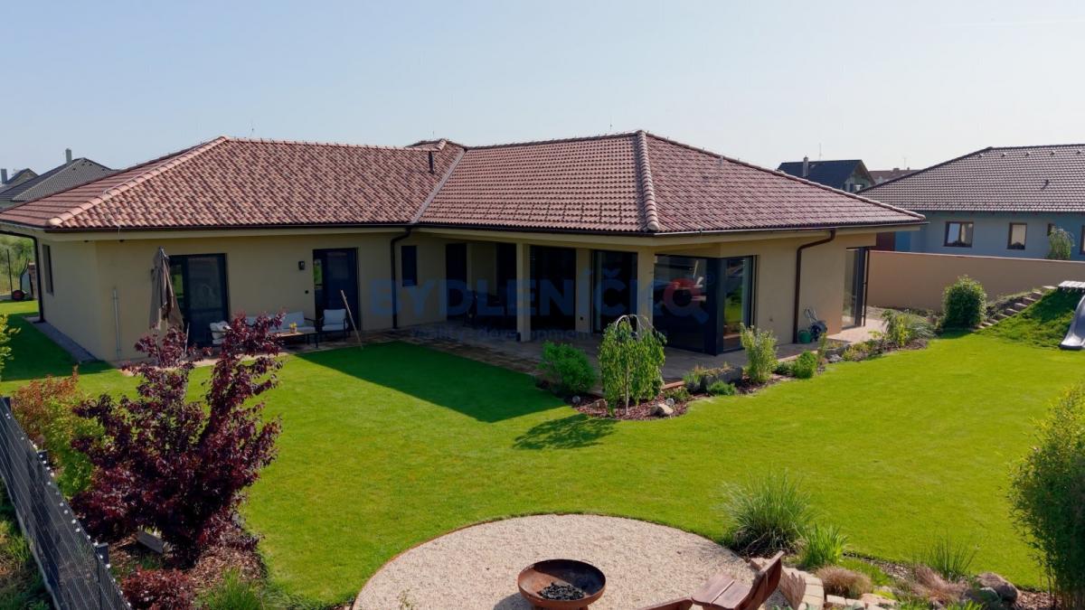 Prodej nadstandardního rodinného domu 5kk, 278m2, obec Dynín