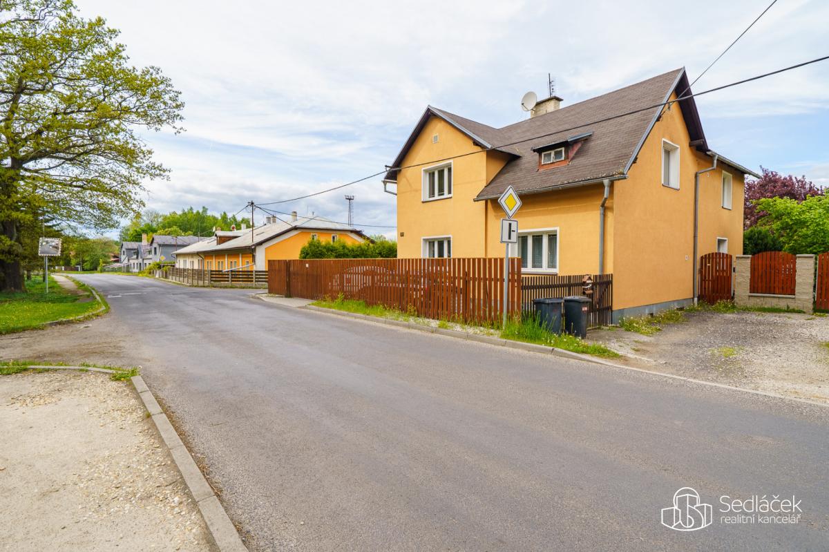 Zrekonstruovaný dvougenerační dům v Dolním Rychnově – 2× 3+1,  byt pro hosty 1+1, 2 garáže.