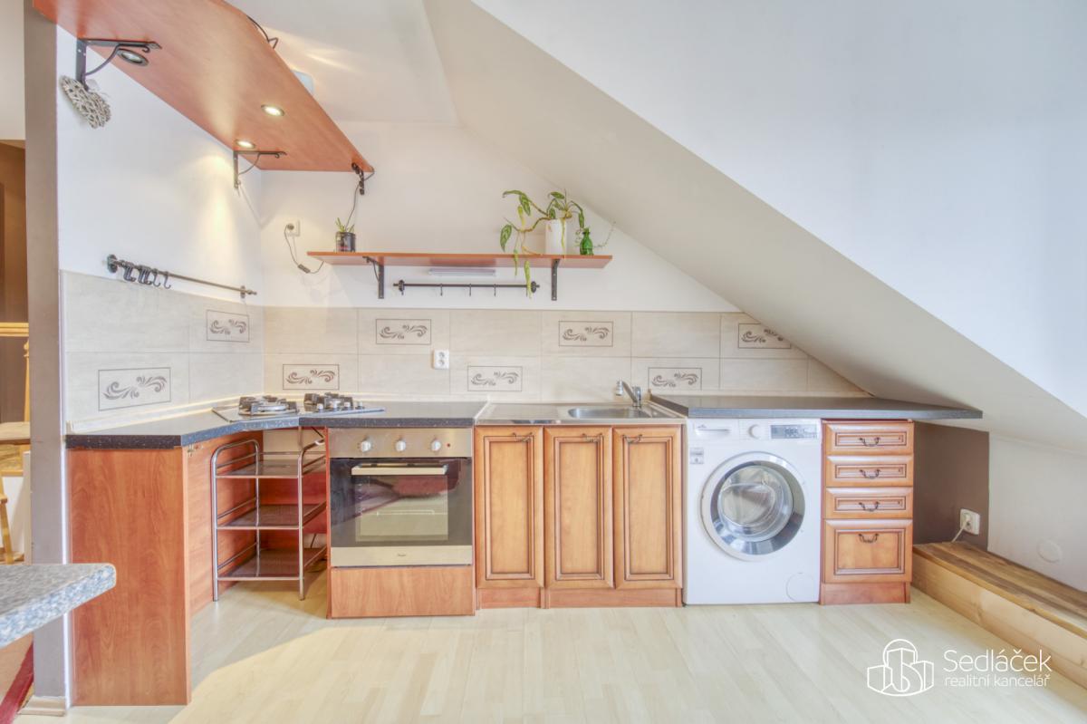 Prodej útulného mezonetu blízko centra Plzně s terasou. 