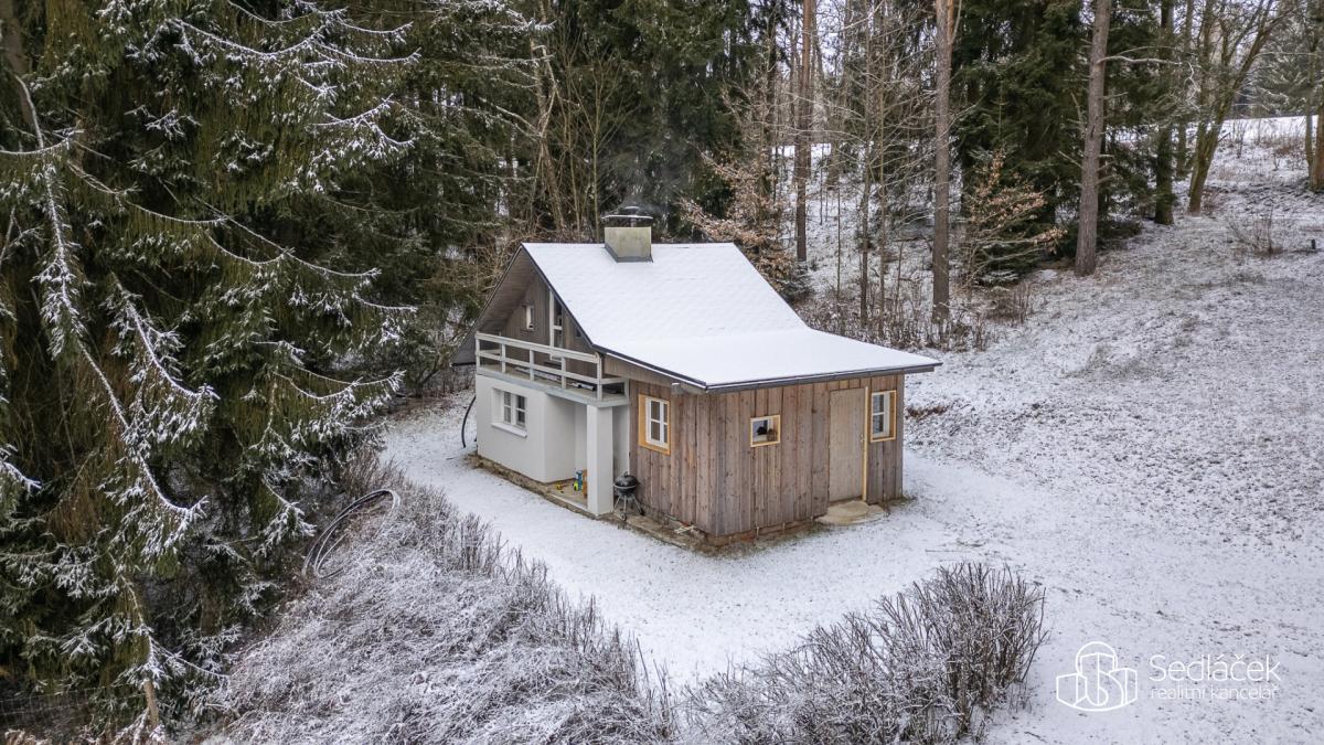 Chata uprostřed přírody