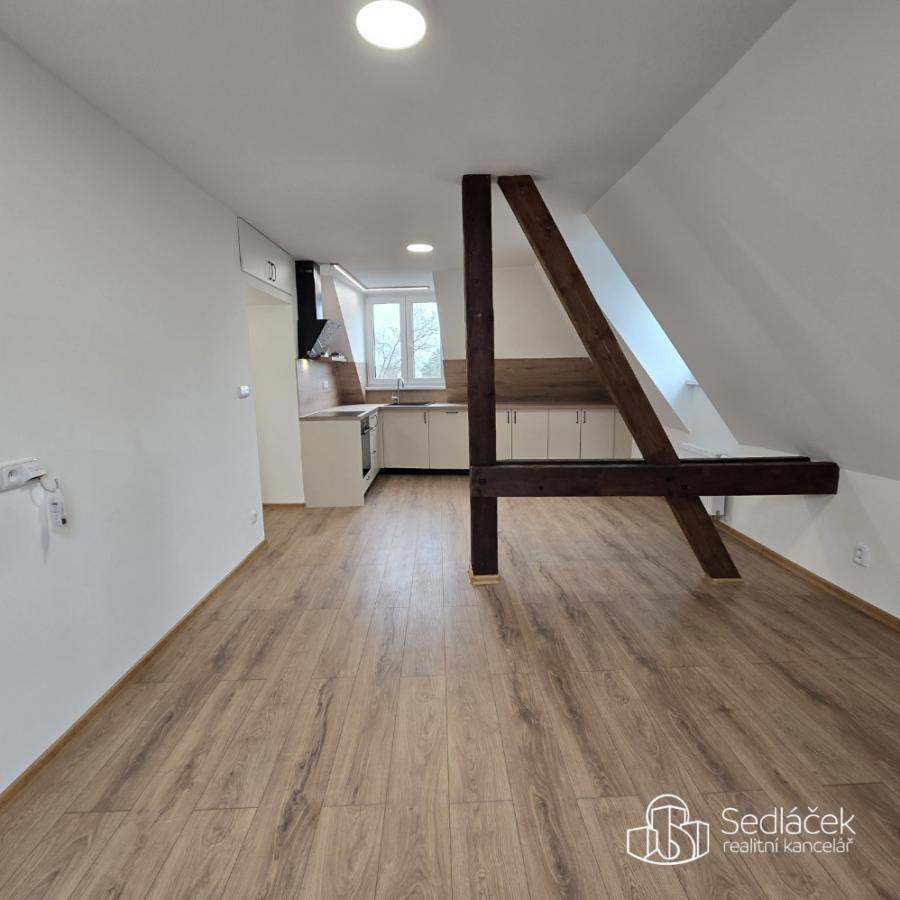 Pronájem podkrovního bytu 1+kk 36m2, centrum Sokolova. 