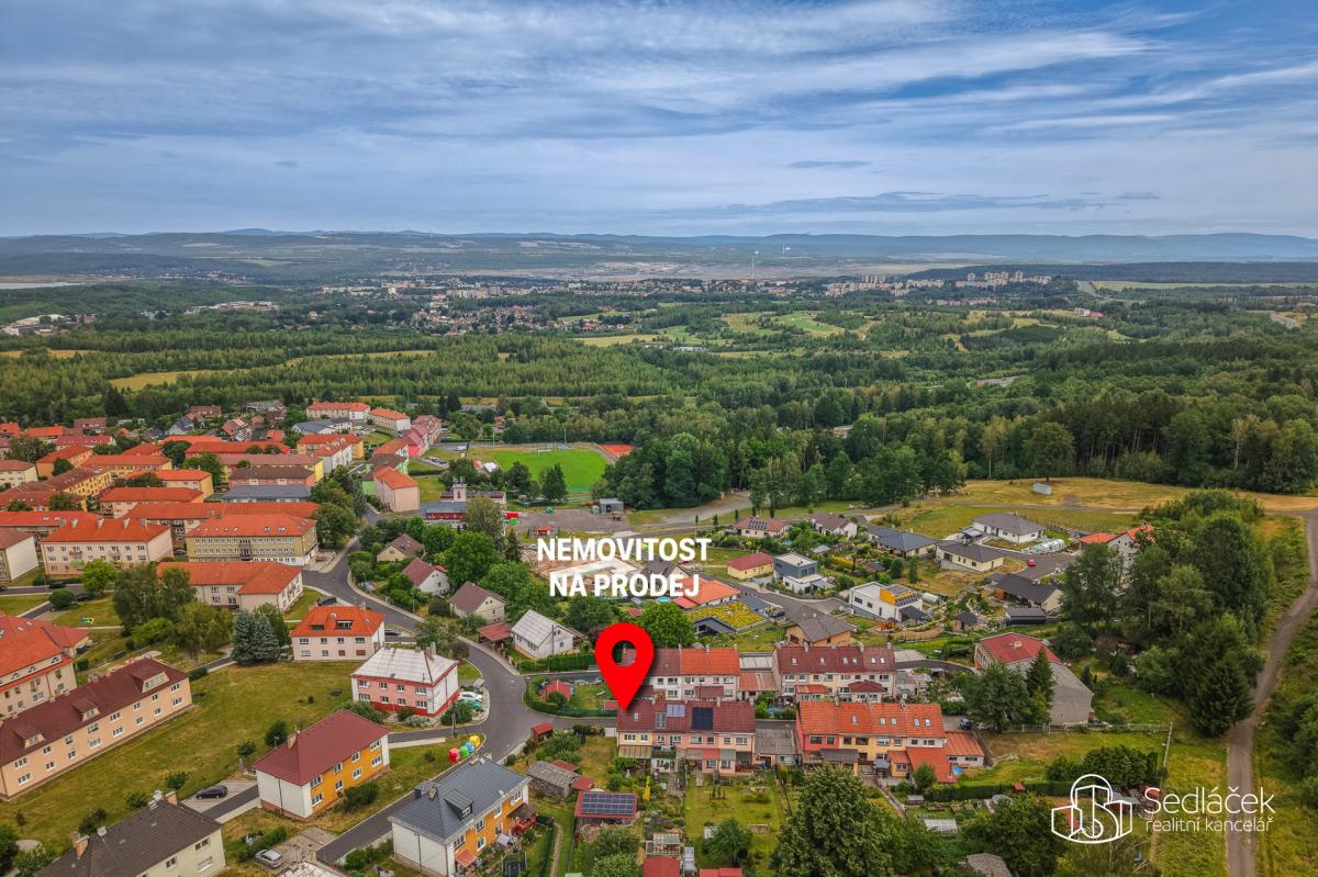 Krajní řadový rodinný dům se zahradou, garáží  – Březová u Sokolova