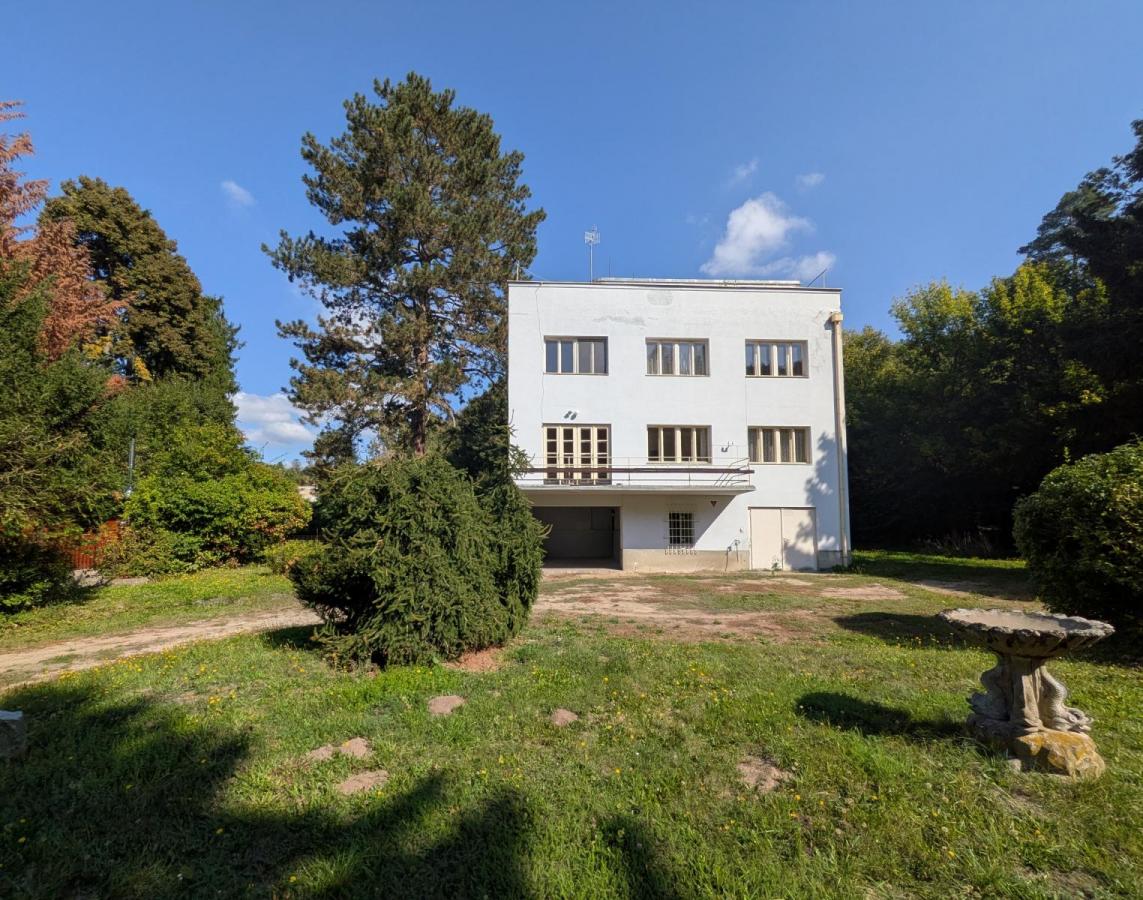 Prodej funkcionalistické vily s pozemkem 3190 m2, Mokrá hora