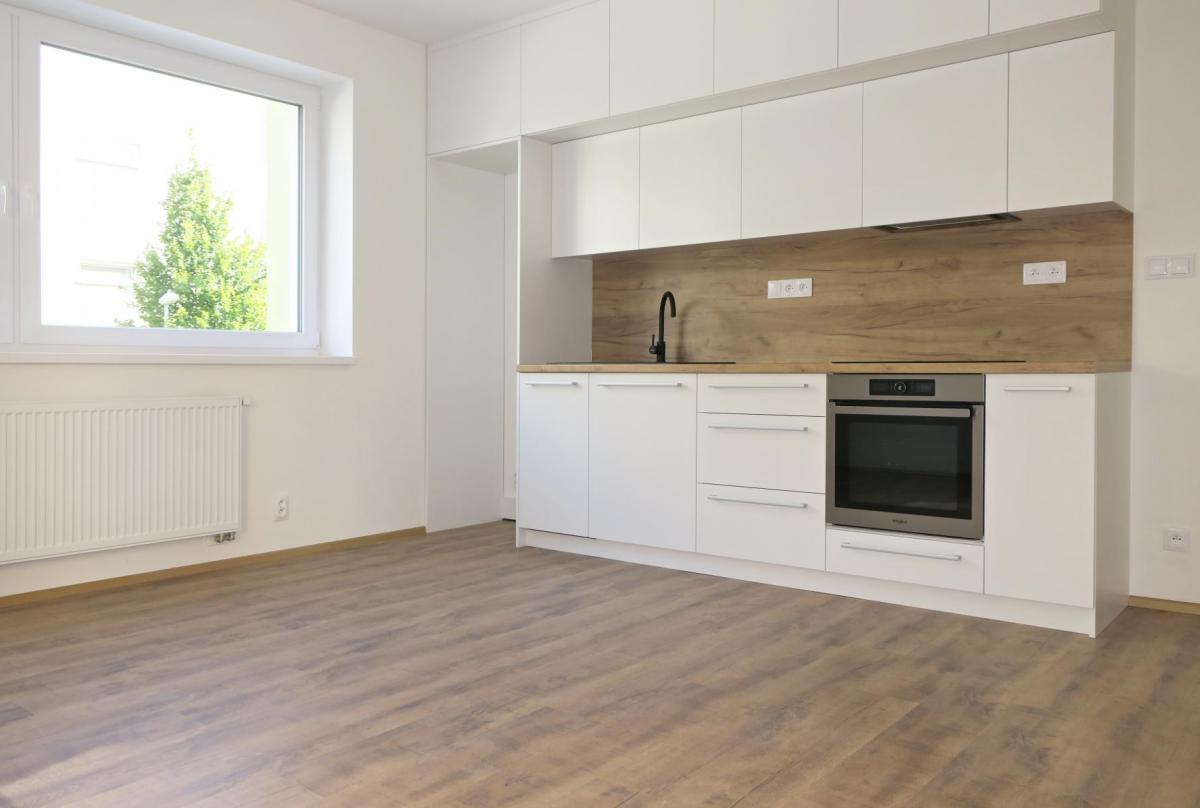 Pronájem novostavby bytu 2+kk s balkonem, garážovým stáním a sklepem v Brně - Kamechách