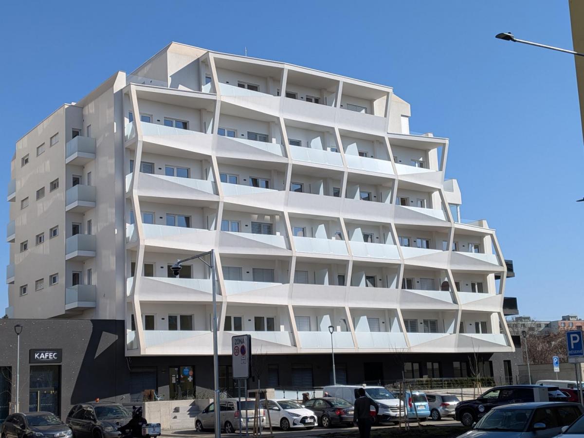 Pronájem 1+kk 33 m2, polyfunkční dům Meridiem,