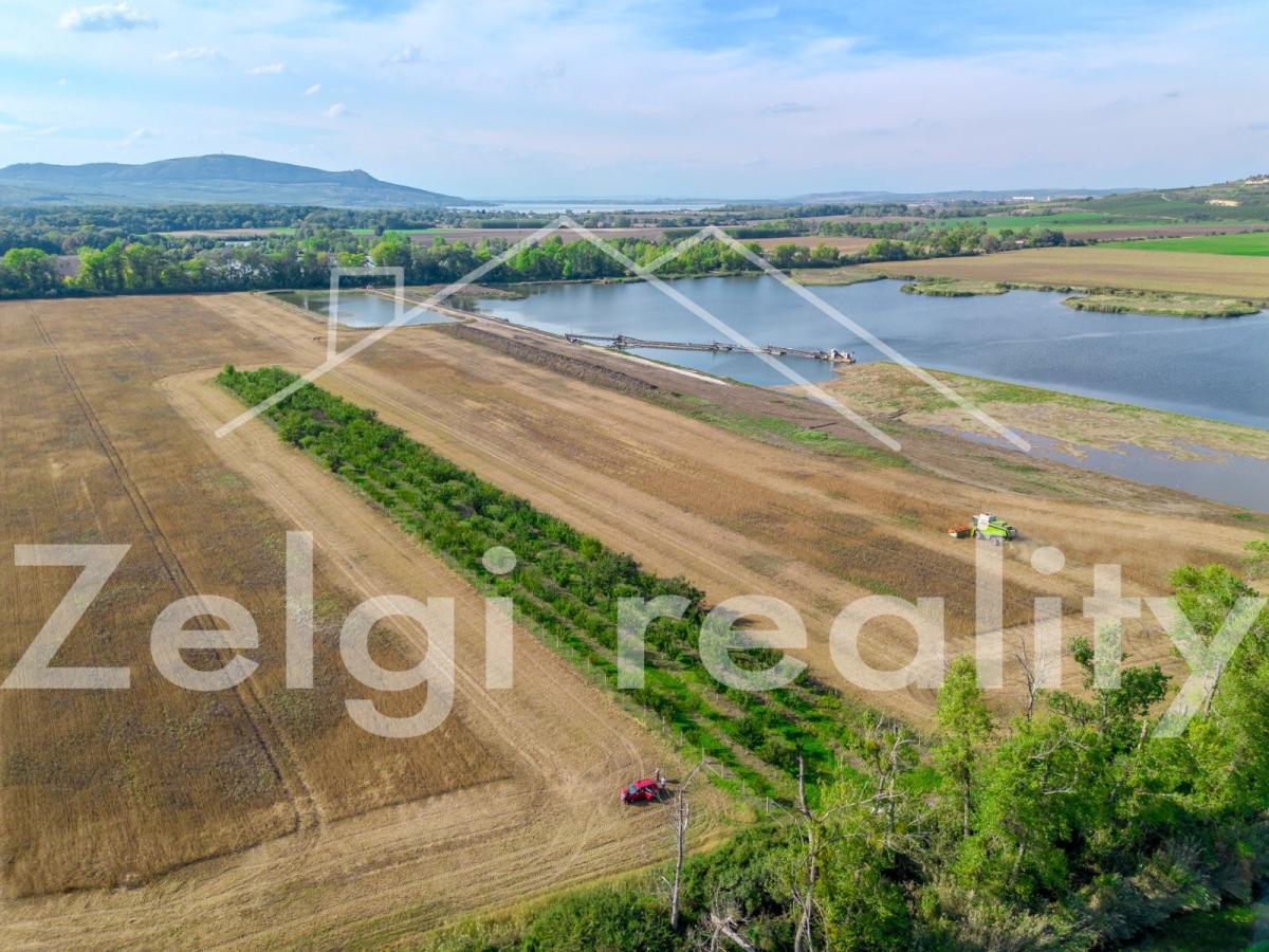 odmazat nás + rozostřit horizont a vodu nechej jenom pole