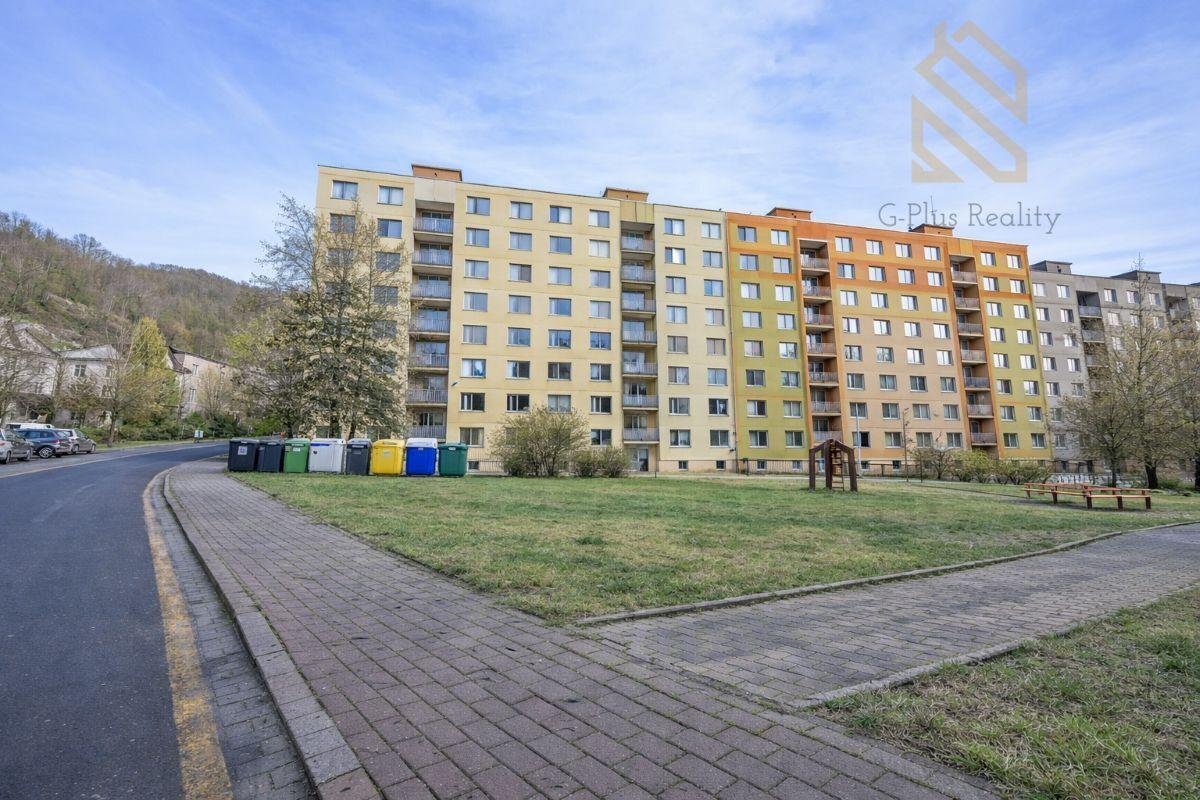 Bytové domy a dětské hřiště.jpg