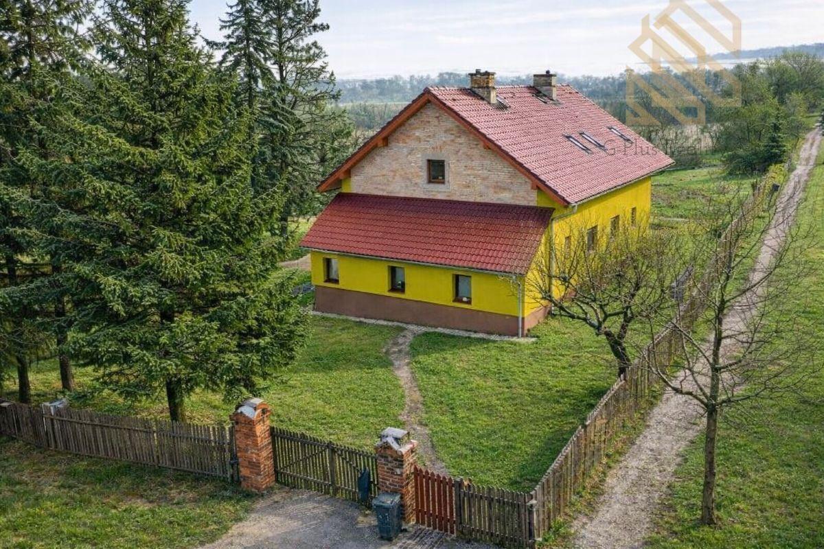 Venkovský dům v zelené krajině (1).jpg