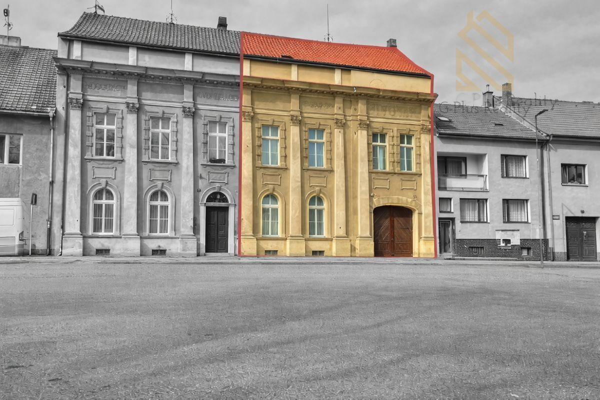 Neoklasická budova v historickém centru (1).jpg