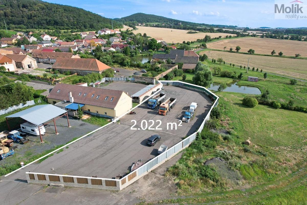 Pronájem oplocených parkovacích prostor 2.022 m2, v obci Hrobčice, část Razice.