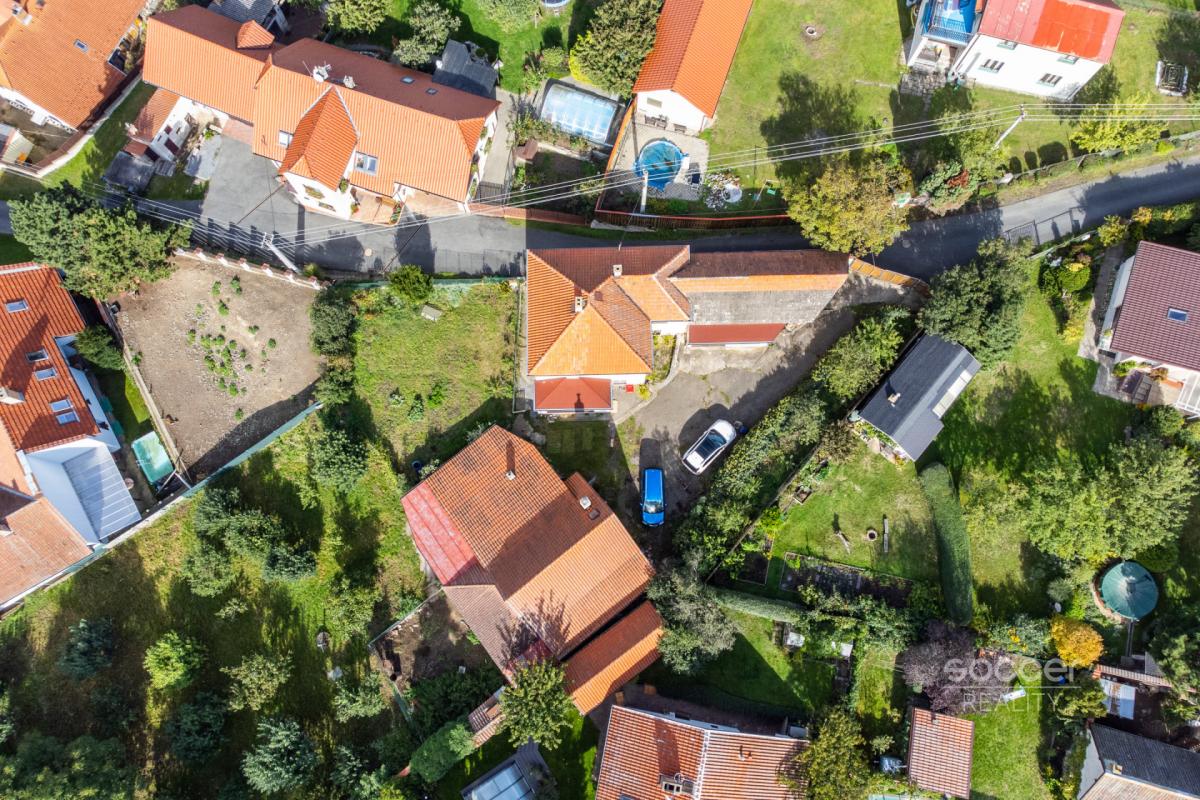 Dvougenerační dům s velkým pozemkem a garáží v Chomutovicích u Dobřejovic, obec Popovičky.