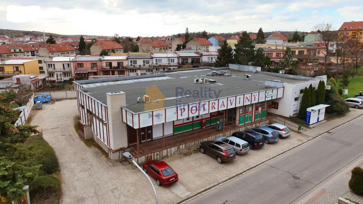 Prodej komerčního objektu v Hustopečích u Brna, 920 m2, pozemek 1729 m2, ul. U Větrolamu