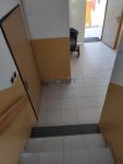 Pronájem zděného bytu 2+kk v Rožnově - vchod se schodištěm