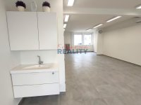 Pronájem nebytového prostoru 90m2 centrum - skříňka