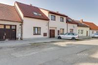 Prodej domu se třemi jednotkami a skladovacími prostory v Kostelci nad Labem. - Foto 1