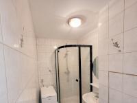 Velmi pěkný, prosvětlený byt 3+1 (67 m2) se šatnou a sklepem, v centru města Volary. - Koupelna se sprchovým koutem, pračkou a toaletou