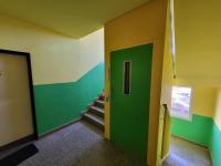 Velmi pěkný, prosvětlený byt 3+1 (67 m2) se šatnou a sklepem, v centru města Volary. - Výtah na chodbě