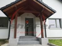 Nový, prostorný rodinný dům ve velmi atraktivní lokalitě, obec Louňovice, okr. Praha – východ - 10 hlavní vstup do domu.jpg