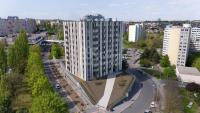Pronájem nového bytu 1+KK s balkonem, sklepem a garážovým stáním u stanice metra B Luka - Fotka 1