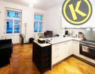 Byt 3+kk 74 m2 s balkonem 3,5 m2 a možností parkování v domě, Pštrossova ul., Praha 1 - obývací pokoj (salon) s kuch.koutem