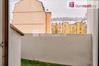 Byt 3+1 s lodžií o velikosti 67,7 m2 v osobním vlastnictví v K.Varech, Krymská ulice  - lodžie -pohled na jih